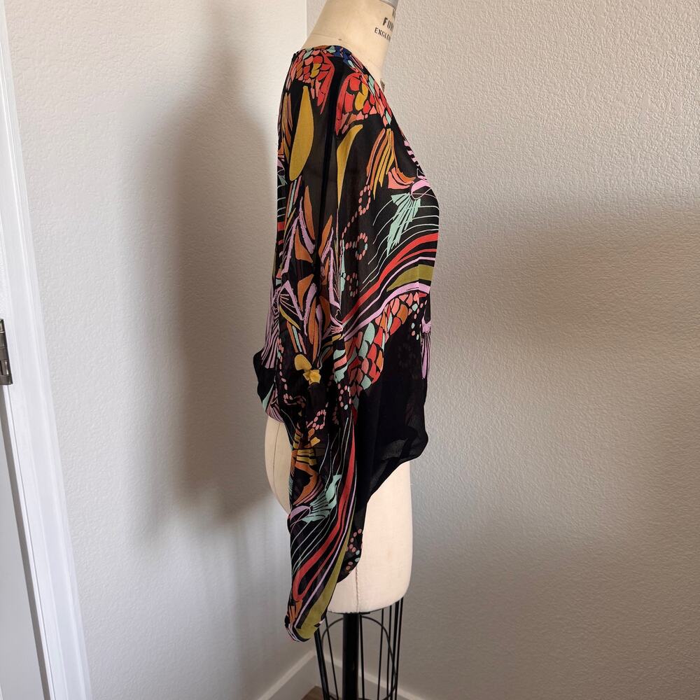 Free People - Size M Black Multi Art Deco Print Top Batwing Sleeve Elastic Hem - Picture 2 of 10